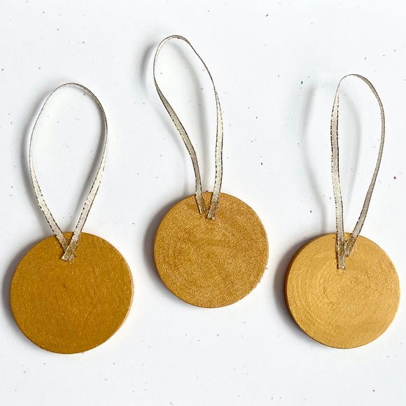 Pressed Flower Wooden Christmas Ornament Gold - Picture 7 of 8